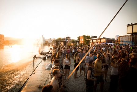 Menschen am Bubble Days am Wasser